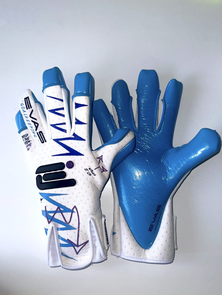 Absolute top class gloves 👌 <a href="/EvasGoalkeeping/">EVAS Goalkeeping</a> any goalies looking for gloves give me a DM for discount/deals 🧤👍
