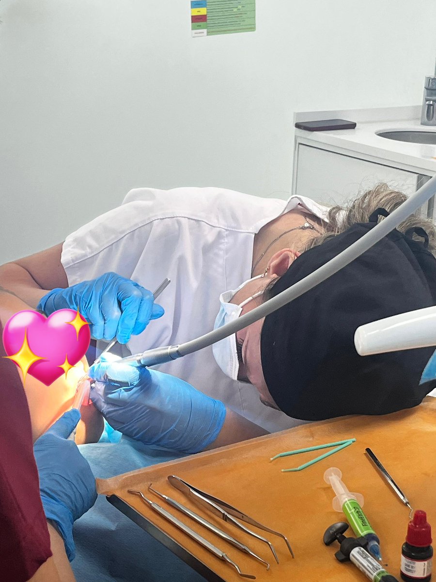 annen diş okurken solak olduğu için işkence çektiğinden böyle gözüküyodu annemmmm