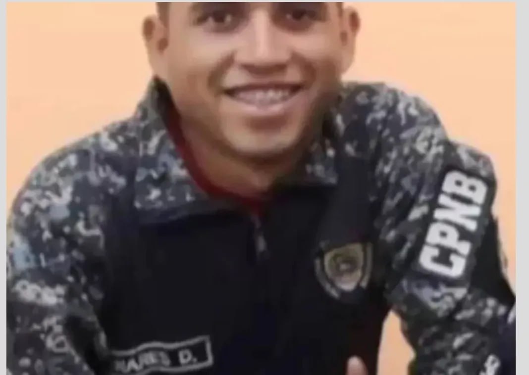 #Carabobo Un funcionario activo de la PNB identificado como Derwin José Linares (22) fue asesinado en la noche del pasado jueves, en el sector Periférico La Candelaria, Valencia. Fue interceptado por dos sujetos mientras estaba con una dama. CICPC investiga el caso.