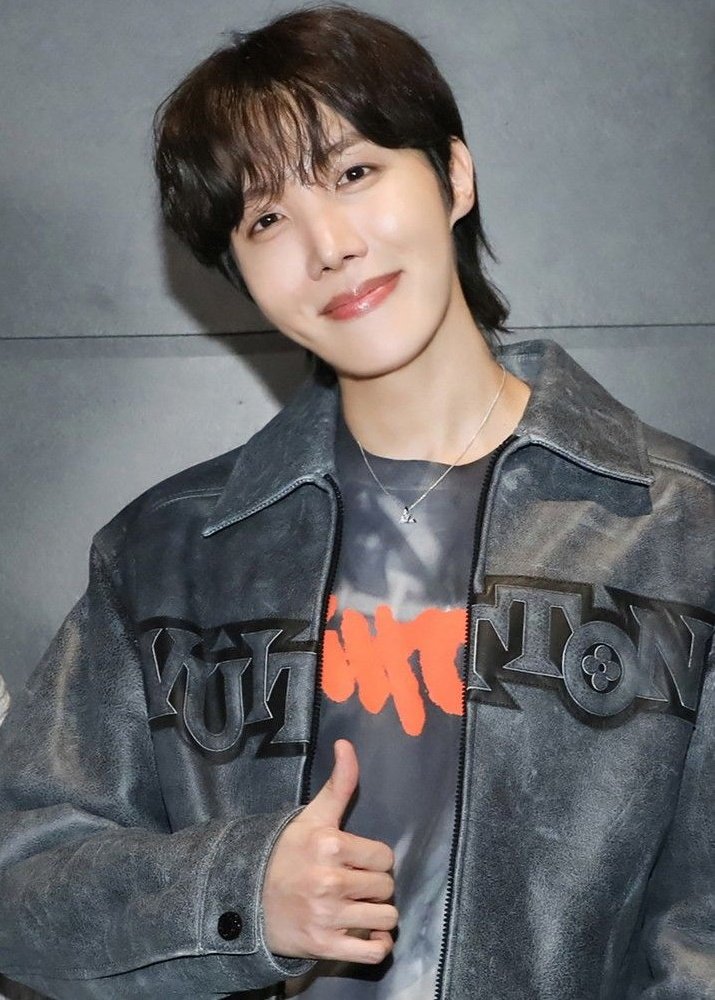 POR SI NO HAN VOTADO, PUEDEN HACERLO AQUÍ DANDO RT O COMENTARIO 🧡

I’m voting #jhope for the #2025MAMAVOTE