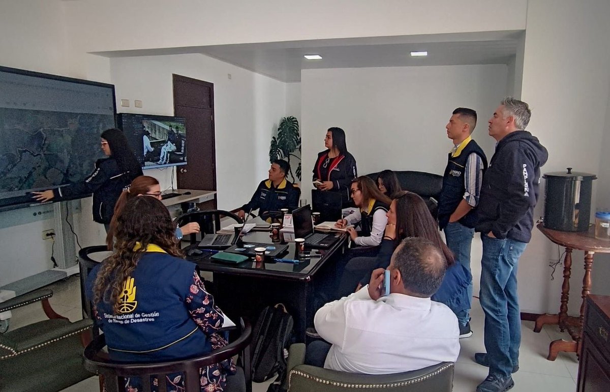 UNGRD's tweet photo. En Pamplona, #NorteDeSantander, la UNGRD brinda apoyo técnico ante activación de escenario de riesgo de un movimiento en masa en zona rural del municipio. 🏔️🤝

Acompañamos a los consejos departamental y municipal de #GestiónDelRiesgo, fortaleciendo el reconocimiento de la amenaza y la preparación para la respuesta, con el objetivo de proteger la vida y fortalecer las capacidades de respuesta 💪