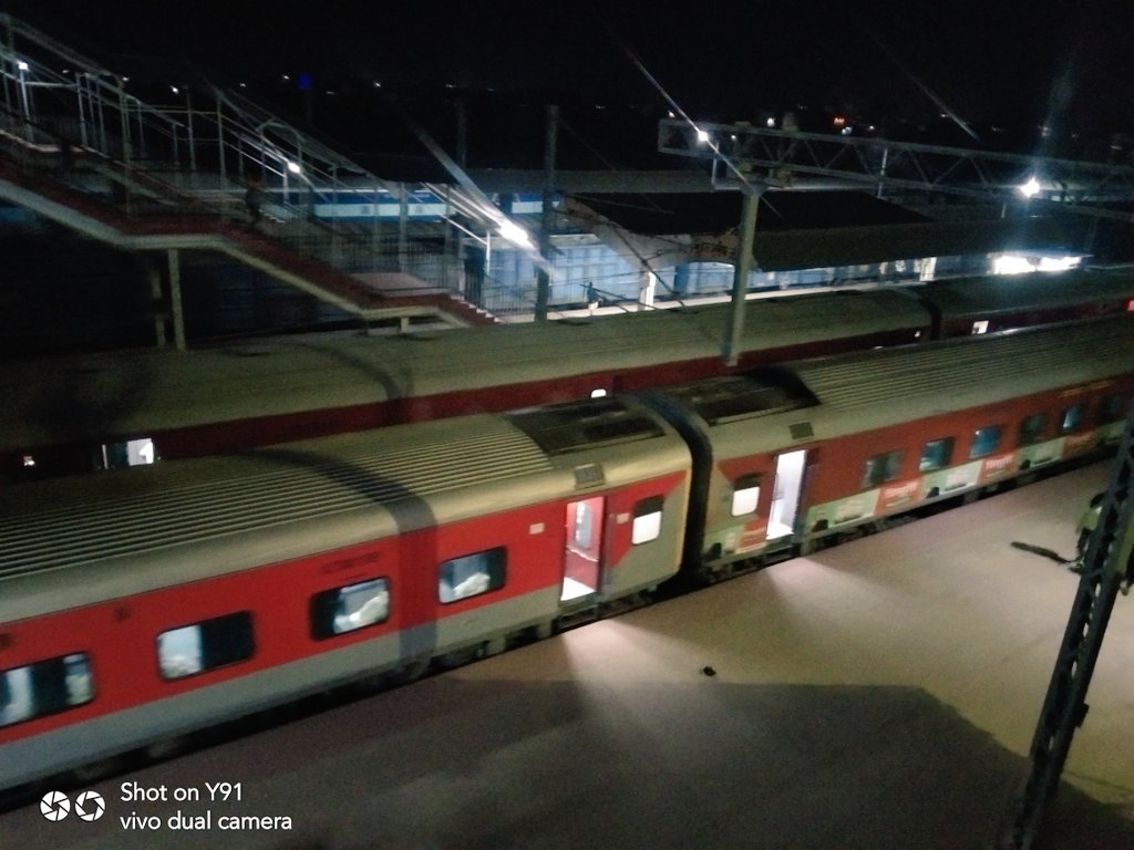 ShivamKuma46998's tweet photo. Train No:-04070 AnandVihar AC Special+13233 Danapur Intercity Express Standing At Bihar Sharif Junction On PF 1 &amp; 2.LHB Trains On Both Platforms 😍.
#festivalspecialtrains 
#festivalspecial 
#intercityexpress https://t.co/oYXmaj3Swv