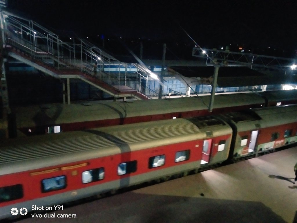 ShivamKuma46998's tweet photo. Train No:-04070 AnandVihar AC Special+13233 Danapur Intercity Express Standing At Bihar Sharif Junction On PF 1 &amp; 2.LHB Trains On Both Platforms 😍.
#festivalspecialtrains 
#festivalspecial 
#intercityexpress https://t.co/oYXmaj3Swv