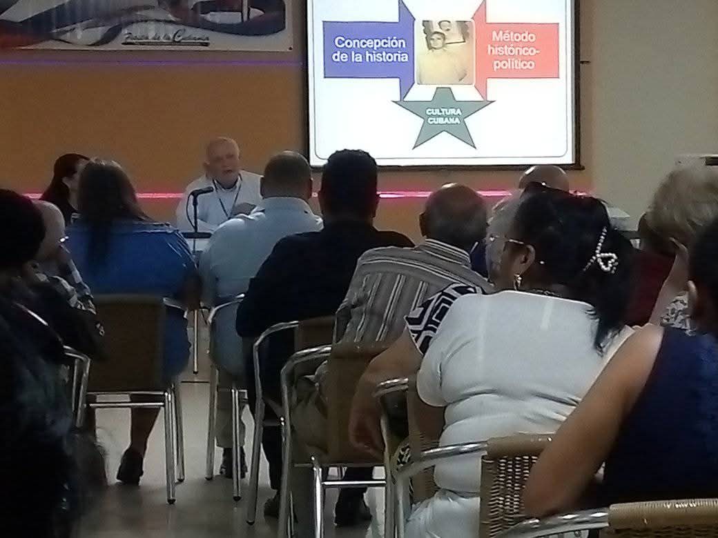 Inicia Evento Teórico Crisol de la nacionalidad cubana en Hotel Sierra Maestra de Bayamo. La 
Conferencia Central a cargo del DrC y Premio Nacional de Pedagogía Rafael Claudio Izaguirre Remón profesor  de la #UniversidadDGranma