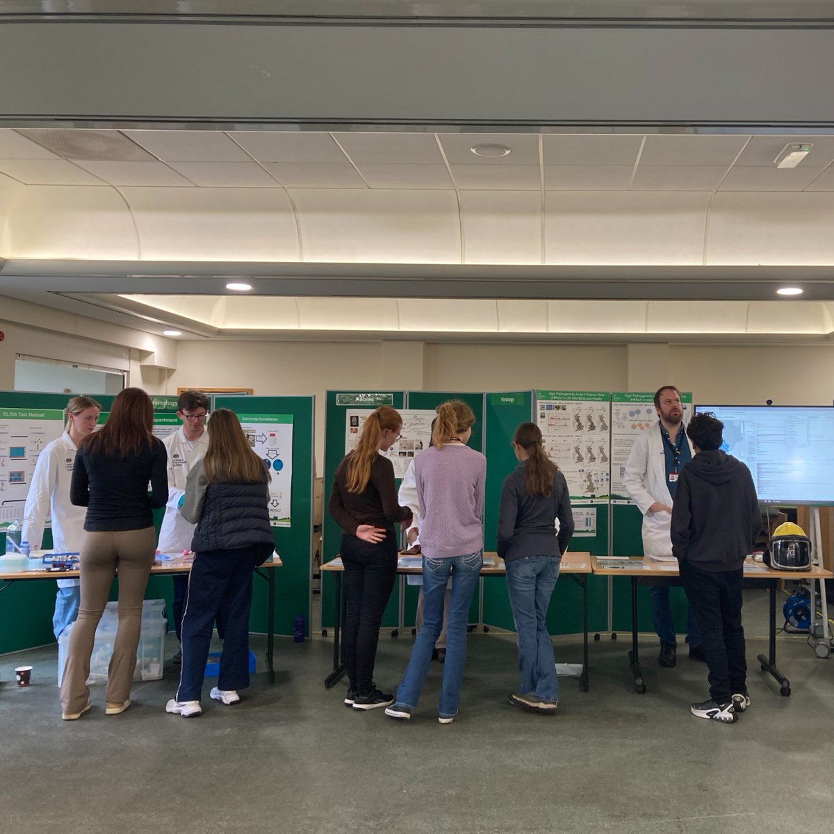 APHAgovuk's tweet image. 🔬 Biology Week at APHA: inspiring the next generation of scientists! 

This week we welcomed 150 sixth form students to our Surrey HQ over 5 open days to to learn about bioscience career and apprenticeship opportunities.
#BiologyWeek #APHAscience #STEM @RoyalSocBi