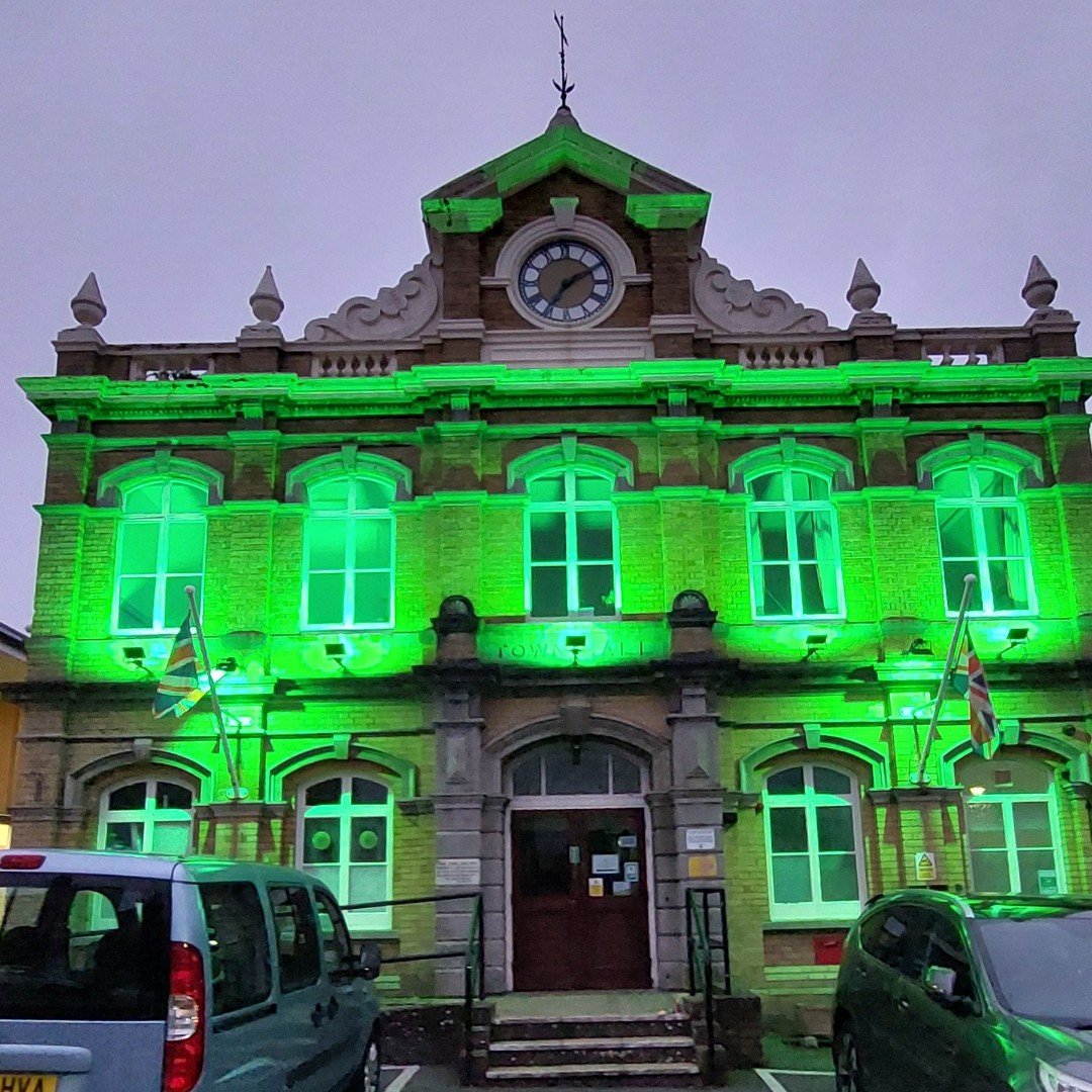 LiverUK_charity's tweet photo. Another brilliant illumination for #LightUpForLiver, this time East Cowes Town Hall on the Isle of Wight, which lit up green to raise awareness of #LiverCancer on Tuesday and Wednesday of this week!
Thank you to East Cowes Town Council for supporting this campaign for #LiverCancerAwarenessMonth
