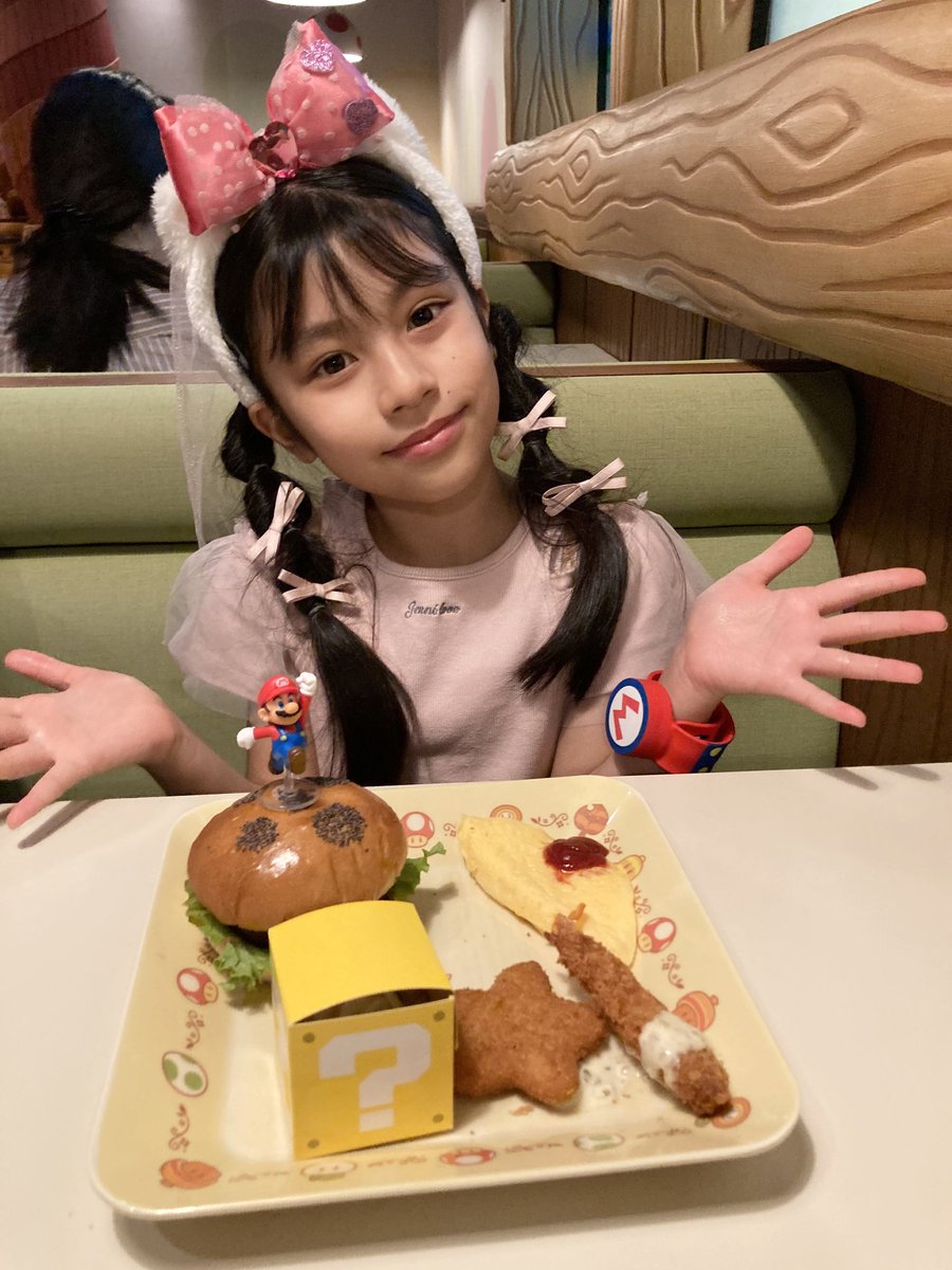 karen3572's tweet photo. ずっと気になっていたキノピオカフェに行ったよ🍄✨️
キッズセット美味しかった～😋🍔

#ユニバ #usj
#ハローキティ #猫耳
#テアトルアカデミー名古屋校
#9歳 #子役 #キッズモデル 
#アイドル になりたい
#ミュージカル に出たい
#universalstudiojapan
I wanna be an #idol &amp; a #musicalactor https://t.co/347M69pMbS