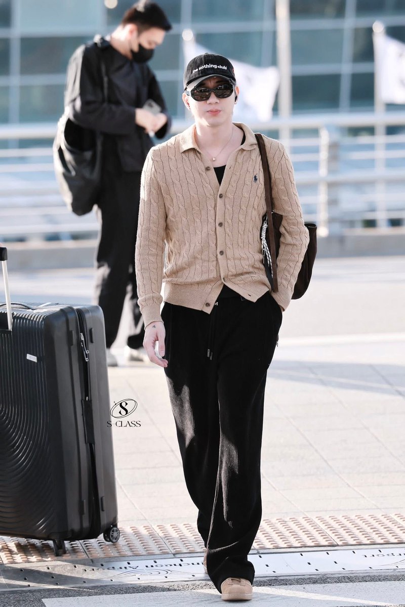 junellphan's tweet photo. SOOBIN at airport
😭😭😭😭 
He so freaking handsome 
#SOOBIN #SSLabel #beedeChaumet #Chaumet #SOOBINxCHAUMET
#SoobinHoangSon https://t.co/Pxrz17FA8M