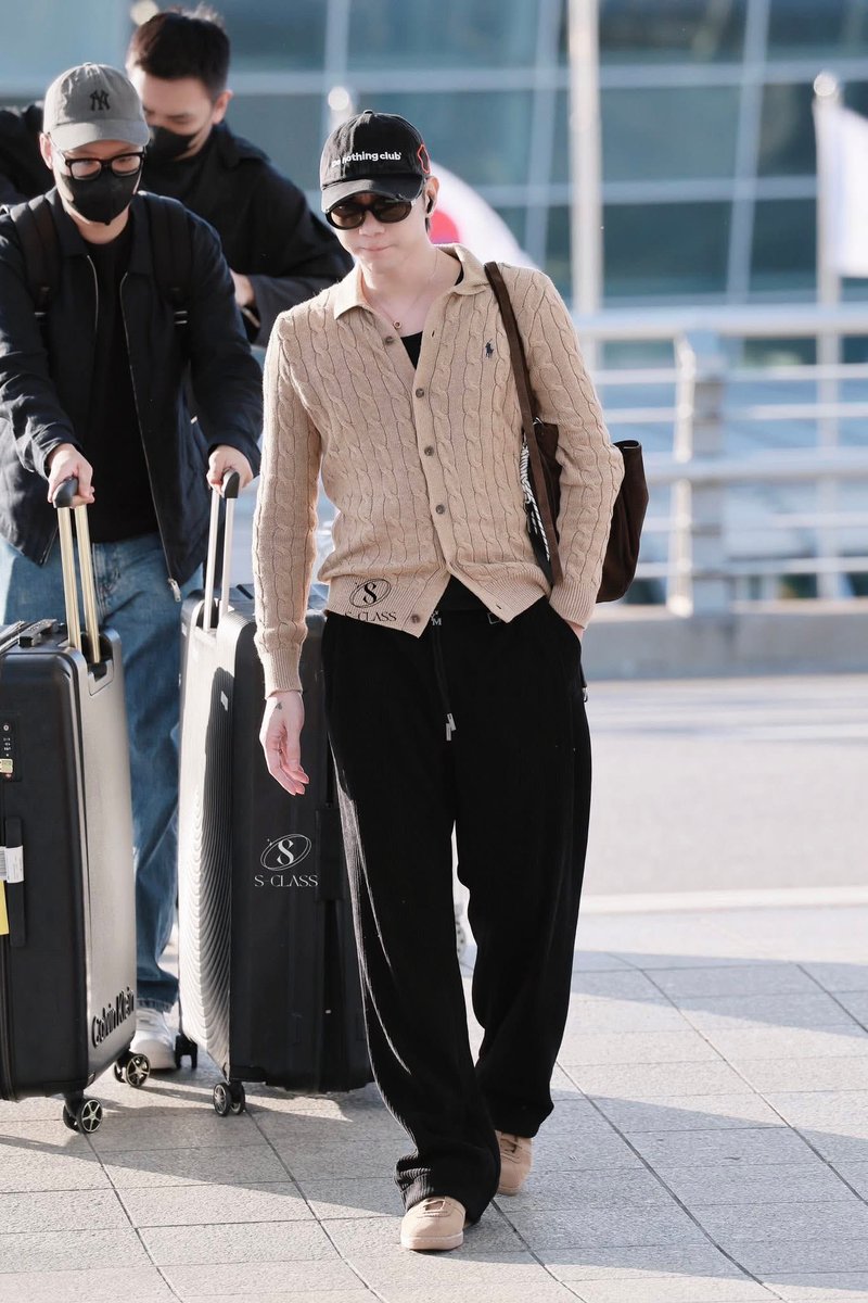 junellphan's tweet photo. SOOBIN at airport
😭😭😭😭 
He so freaking handsome 
#SOOBIN #SSLabel #beedeChaumet #Chaumet #SOOBINxCHAUMET
#SoobinHoangSon https://t.co/Pxrz17FA8M