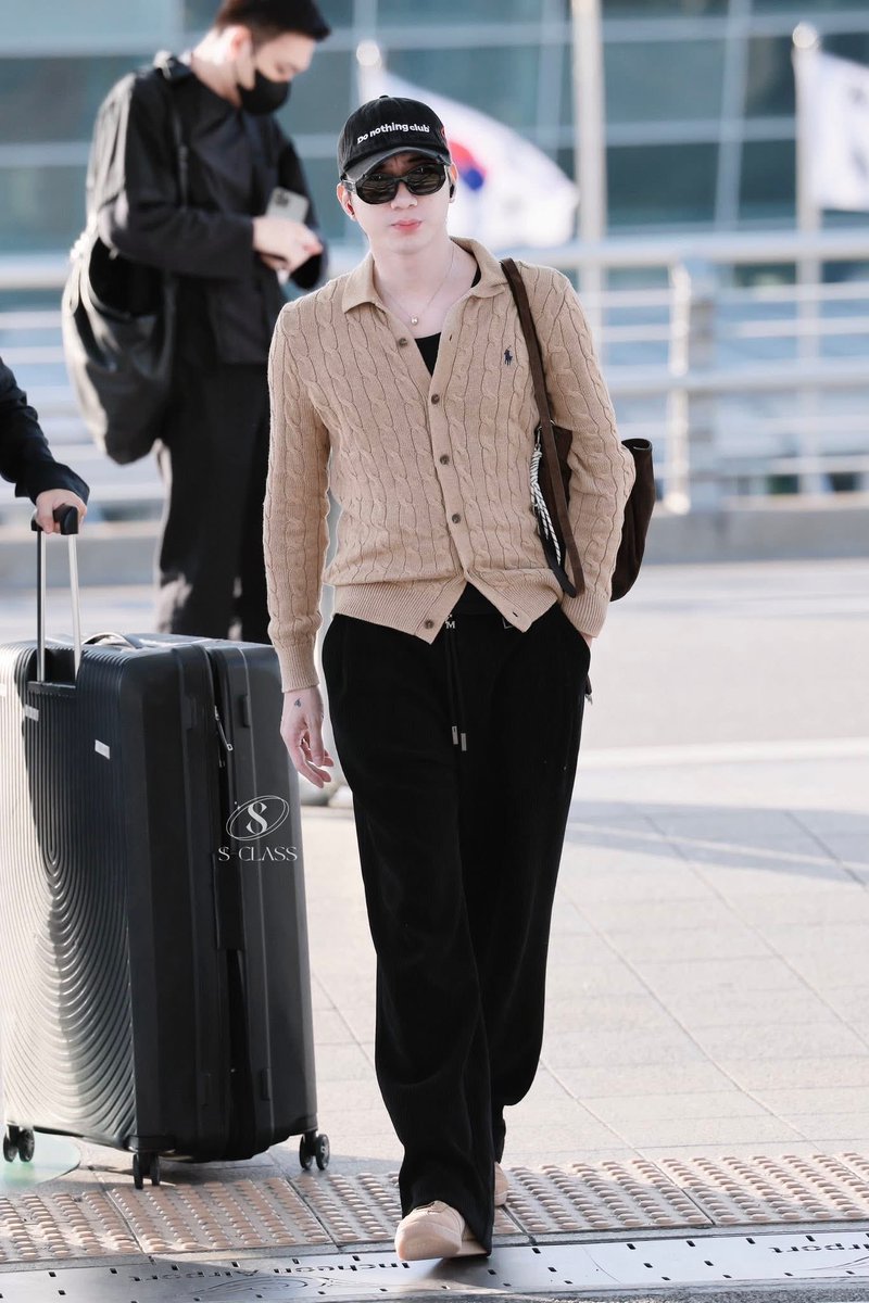 junellphan's tweet photo. SOOBIN at airport
😭😭😭😭 
He so freaking handsome 
#SOOBIN #SSLabel #beedeChaumet #Chaumet #SOOBINxCHAUMET
#SoobinHoangSon https://t.co/Pxrz17FA8M