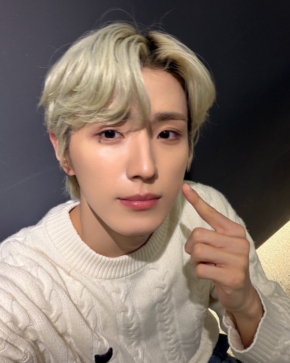 lovhee_dovey's tweet image. [251017] Yonghee on fromm 📸

#CIX #YONGHEE #씨아이엑스 #용희