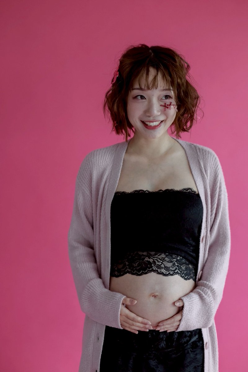 miyurion's tweet photo. マタニティ撮影のヘアメイクさせて頂きました♡リボン🎀もふわふわヘアもピンクメイク🩷も可愛かったなあ♡いちごの風船も
何この可愛さ🍓 https://t.co/WpP9qJXWTU