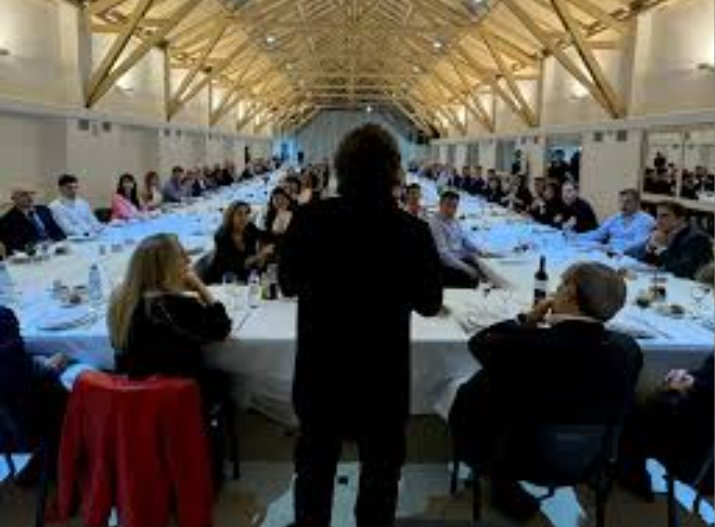 Cuando vayas a votar el 26 recorda:que este gobierno festejo con un asado el hambre de los jubilados 
Que Karina Milei les roba a los discapacitados 
Que Caputo nos endeudó por años y años
Que cierran fábricas, hay desocupación y pobreza 
Y que Espert es NARCO