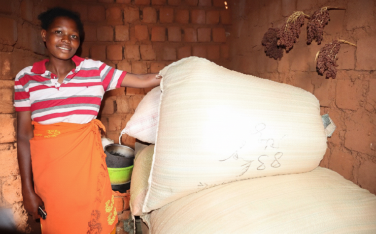 Entreprene0109's tweet photo. Alice Munezero, de Muyinga, a vendu sa récolte et ses bovins pour se lancer dans le commerce de riz. Grâce au VICOBA, elle stocke déjà 1 tonne de riz. « Une fille peut réussir comme un garçon ! » Son message aux jeunes : « partagez vos idées et osez entreprendre ! » #FS @bdikids https://t.co/b3fk4lfa4g