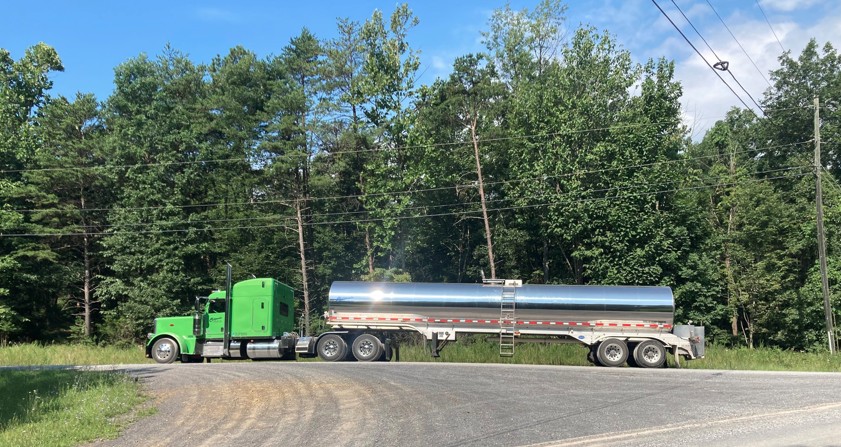 CAOverlandLtd's tweet photo. #californiaoverlandltd #ifitdontshineitaintmine #Pete #peterbilt389 #Peterbilt #Pete389 #diesel #bigrigs #trucker #18wheeler #18wheels #PeterbiltPride #trucks #trucking #truckers #peterbilttrucks #peterbiltsofinstagram #peterbilttrucking #bigrig #semitruck #gearjammer #truckit https://t.co/WaaBc0VVi2
