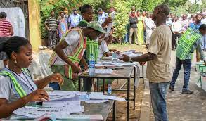 FOICounselNG's tweet photo. INEC’s billion-naira response looks less like a processing fee and more like an indirect denial of access. Section 8(1) of the FOIA clearly limits charges to standard duplication or transcription costs, not arbitrary figures.
@MRA_Nigeria @inecnigeria  @RoLACNG @Int_IDEA https://t.co/4v45iygOaV