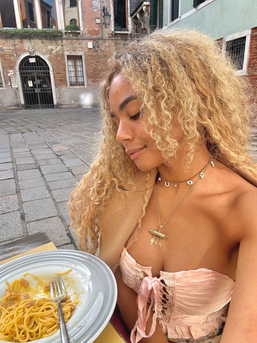 Helayna Marie tweet media