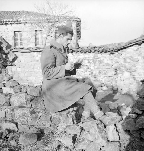 (Γράφει ο Νέστορας Μάτσας)

Ένα γράμμα – μία μαρτυρία. Κάτι πιο πολυσήμαντο: Μια κραυγή εκ βαθέων, που προκαλεί ρίγος και δέος, γιατί προέρχεται από έναν αγωνιστή που έχει το δικαίωμα να κραυγάζει.

Τού το δίνουν τα τρία τραύματα από το μέτωπο, τού το δίνει η πολεμική του