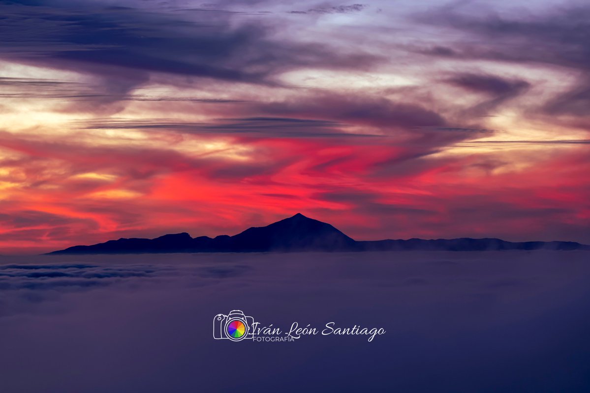 📷⛰️☁️
Mar de nubes entre #GranCanaria y #Tenerife acompañado de nubes altas sobre el #Teide
🇮🇨#IslasCanarias