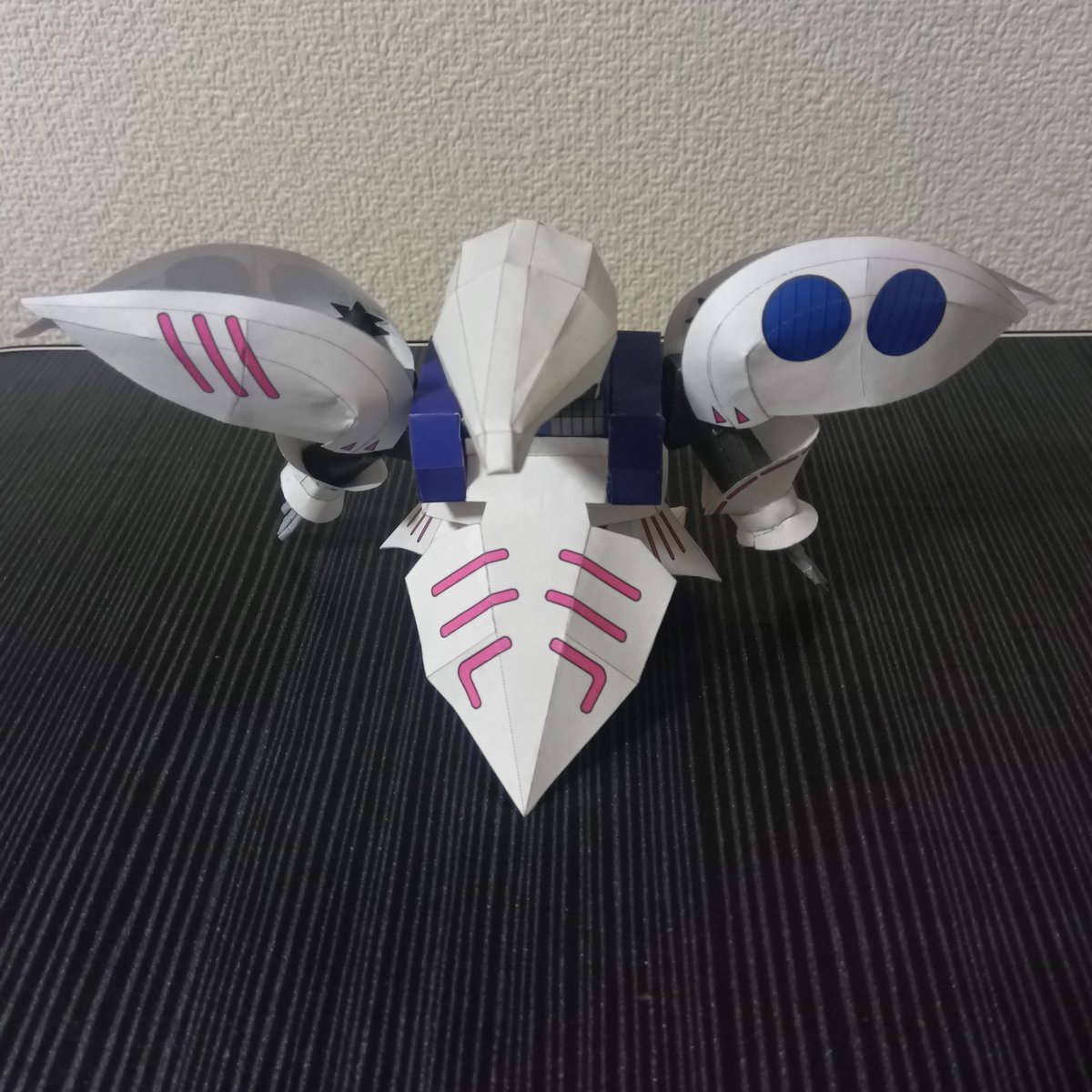 機動戦士Gundam Ζ　ハマーン・カーン
搭乗機キュベレイ、ペーパークラフト
で作ってみた

展開図は<a href="/mayunku28/">まゆんく</a>さんに頂きま
した

B4サイズ1枚で作成したが、パーツが
細かく特に手足の制作が難しかった

A3なら楽に作成出来そう