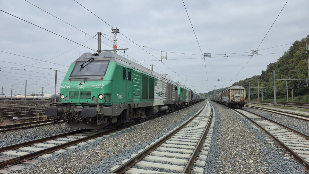 VueSurLeRail's tweet photo. Permier Grenoble Sibelin à mon compte. Elle se font rare ces tournées à Grenoble. Une belle rame de céréales. 1777 tonnes au total avec les locs. Très intéressant vu le profil de la ligne ! #Hexafret https://t.co/3DqvgqwE67
