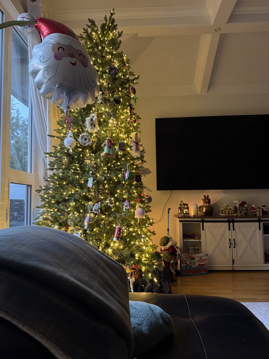 alyssak_ugc's tweet photo. Setting up Christmas this weekend for a campaign🎄

If you’re a home brand or brand looking for some holiday content— let’s connect!

💼- https://t.co/Nsms8KXkyW
📧: hello@alyssaknightstudio.com

#ugc #ugccreator #canadaugc #contentcreator https://t.co/syeMAKr0j0