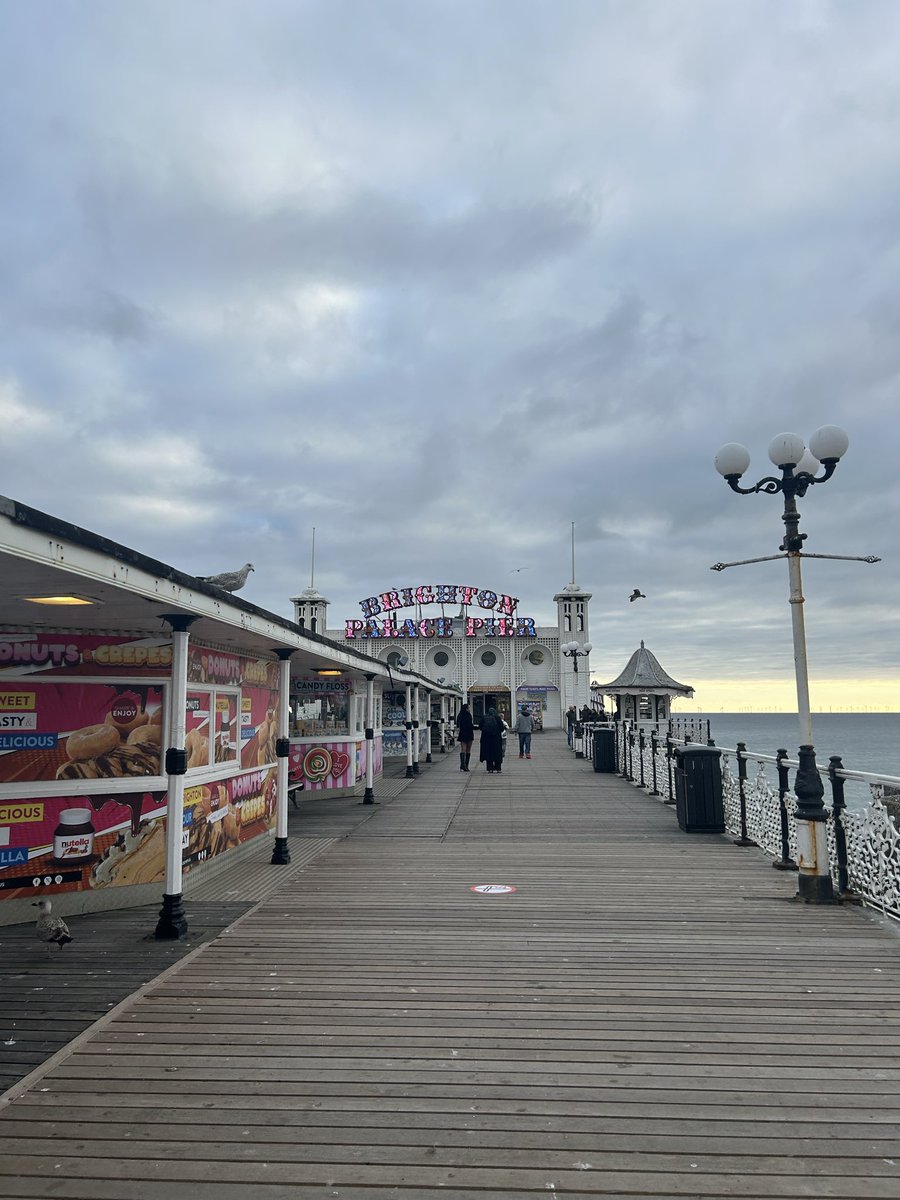 fckmiIenaa's tweet photo. in brighton @ every youtuber ever watch your backs https://t.co/woW5FdGXoB