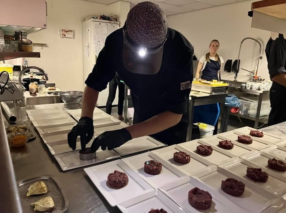 🍽️ 🌛 DINEREN IN HET DONKER | Ja hoor! We gaan met de nacht van de nacht weer dineren in het donker. En we hebben een meester verteller in huis in de persoon van Willen Feijten.

De laatste tafeltjes bemachtig je via: thefriezinn.nl/nachtvandenach…

<a href="/Nachtvanhetwad/">Nacht van het Wad</a> <a href="/fmf_frl/">FMF</a>