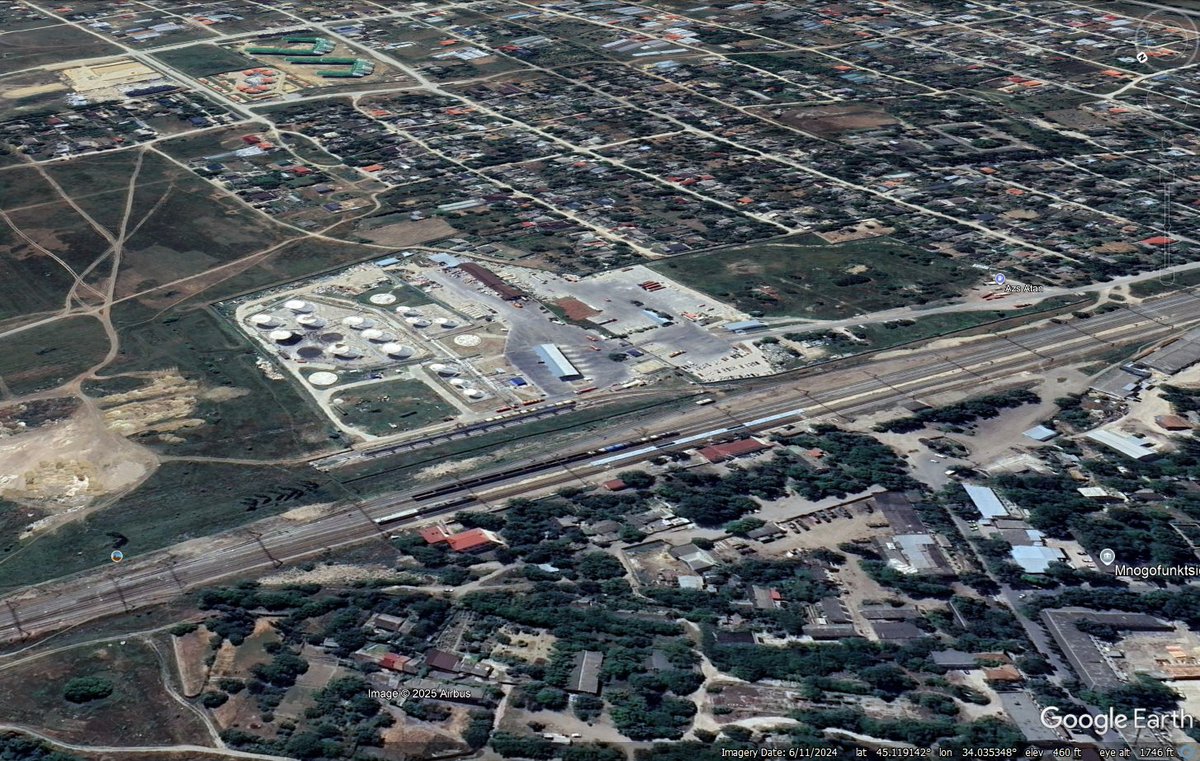 vcdgf555's tweet image. Oil depot on fire at 45.117285, 34.030018, Hvardiisk'ke, Crimea, hit by Ukrainian SOF overnight October 17, 2025.
Different angles with Google Earth corroboration.
