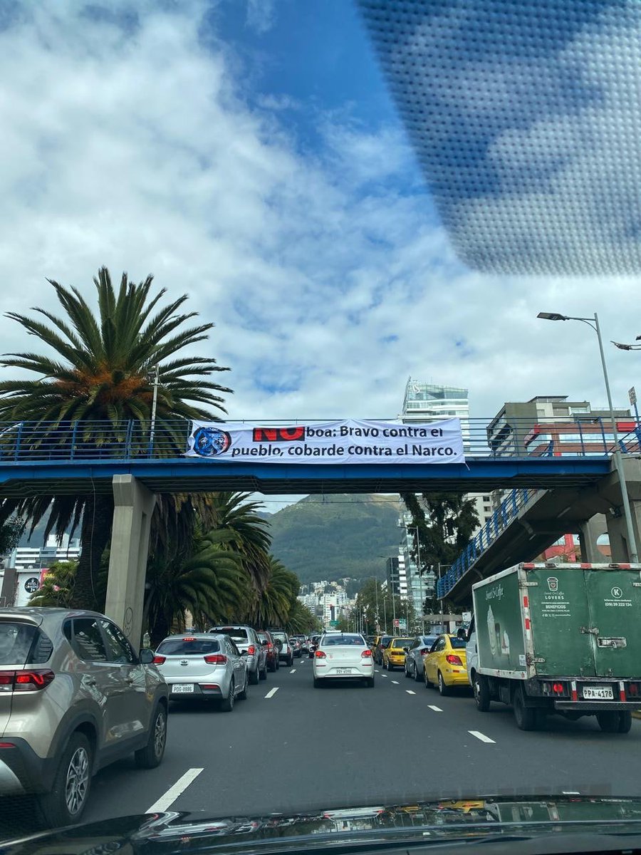 ⭕️ #ATENCIÓN | En un puente peatonal de la av. Naciones Unidas, norte de #Quito, se observa una pancarta en rechazo a la represión de la fuerza pública durante los 26 días del #ParoNacional2025.
#LaRadioDeLasNoticias