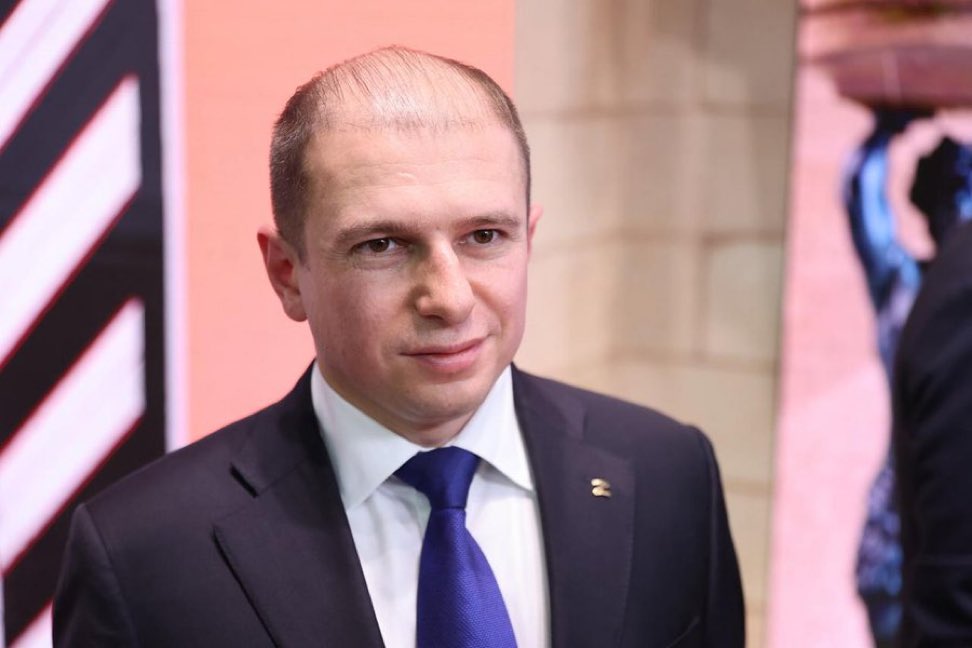 Уродец депутат Госдумы единоросс Михаил Романов который написал донос на ребят, которые поют на улице песни, которые не запрещены и есть во всех агрегаторах. 
Жалкий чмошник.