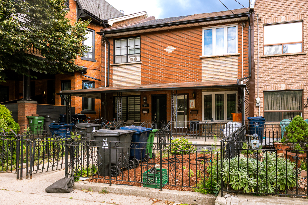 T0agent's tweet photo. Check out this home! Fantastic opportunity in Trinity Bellwood's. This large 3 bedroom row house is conveniently close to parks, dog park, rec center, cafes and restaurants, shopping, schools, transit and more and faces a .. https://t.co/iS71bewevu https://t.co/zvUncwRnD4