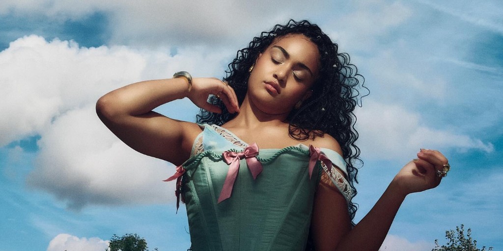 Candice a dévoilé son deuxième EP "Deuxième pétale : Floraison" 🌸

Vous pourrez également y retrouver le travail de <a href="/Tuerie__/">Tuerie</a> sur les titres "Robots" et "Block ✍️

Découvrez le clip de "Terminus" 🚂

🎧 bit.ly/4qmTsvV
📹 youtube.com/watch?v=OqEK1s… 
🤝 Good Mood Publishing