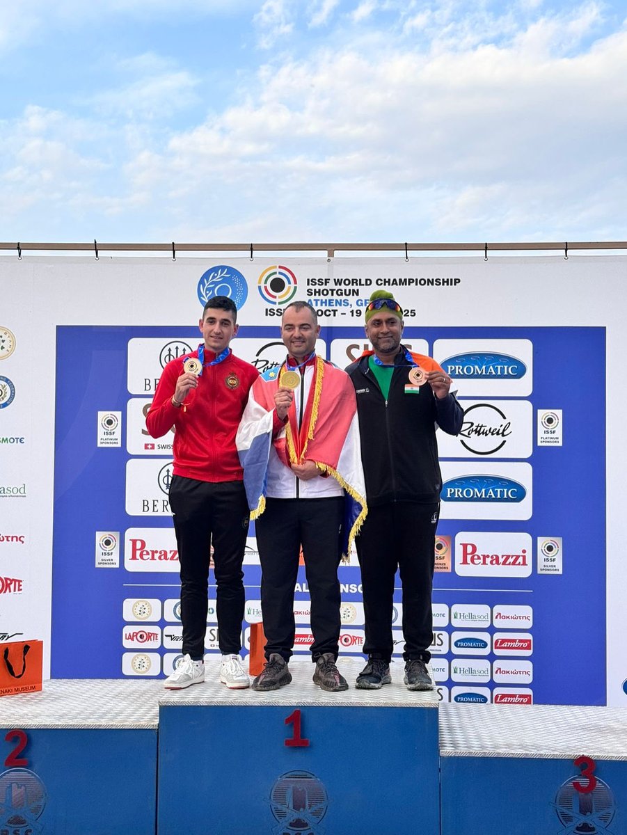 Happy camper Zoravar Singh Sandhu 🇮🇳(right) atop the world championship men’s trap podium with his 🥉alongside Josip Glasnovic (centre) 🥇 🇭🇷 &amp; Andres Garcia (left) 🥈 🇪🇸. 

#ISSFWorldChampionship #ISSFWCH #Shotgun #TrapShooting #Trap #Shooting #ShootingSports #TeamIndia #India