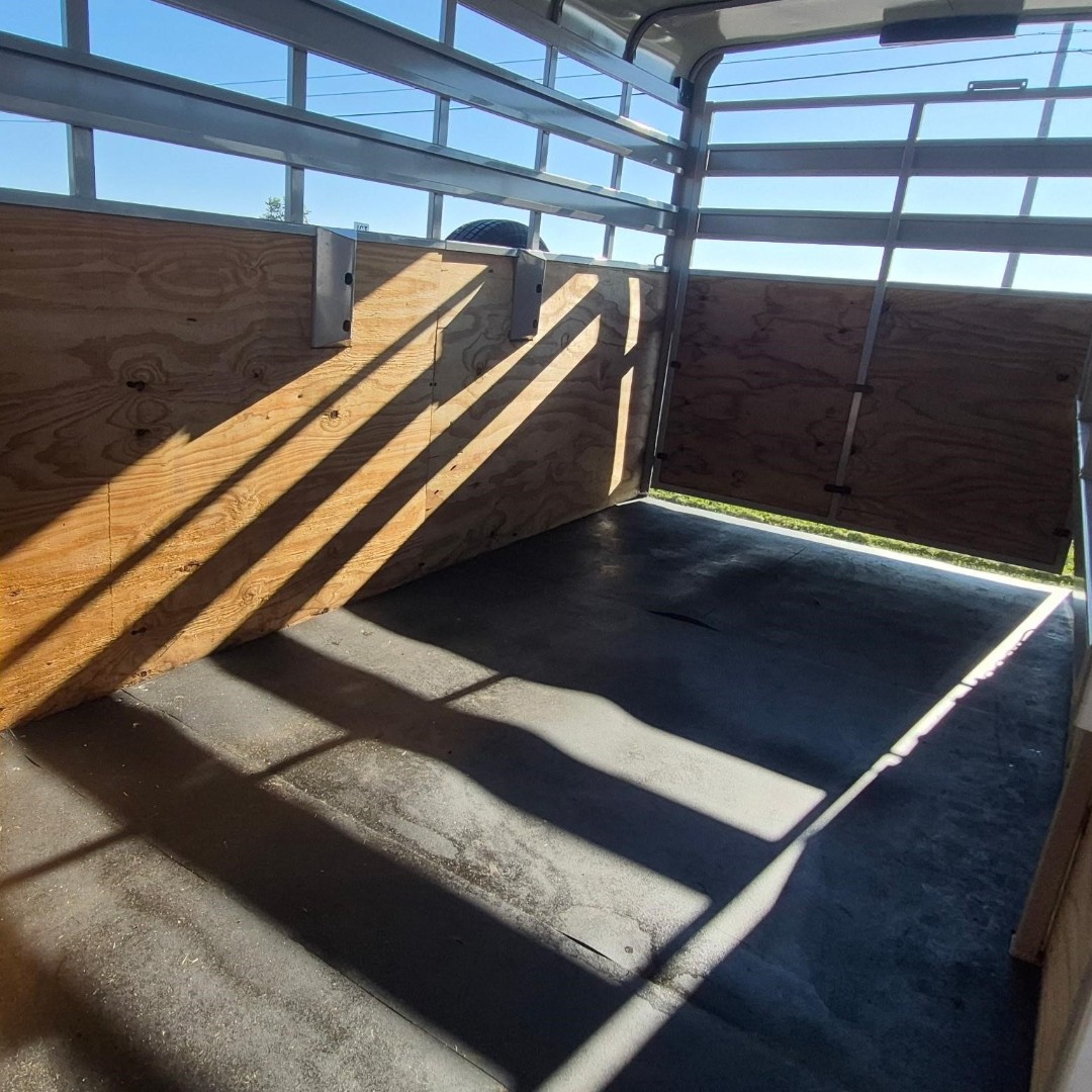 TodayUtility's tweet image. Horse Trailer FOR SALE! 🏷️

2024 VALLEY TRAILERS 3810
📲 (419) 664-7017
📐 18' Length
📌 Edon, Ohio

Link to Listing ➡️ ow.ly/rTG150XaNbA

#TrailerForSale #HorseTrailer #FarmLife #UtilityTrailersToday