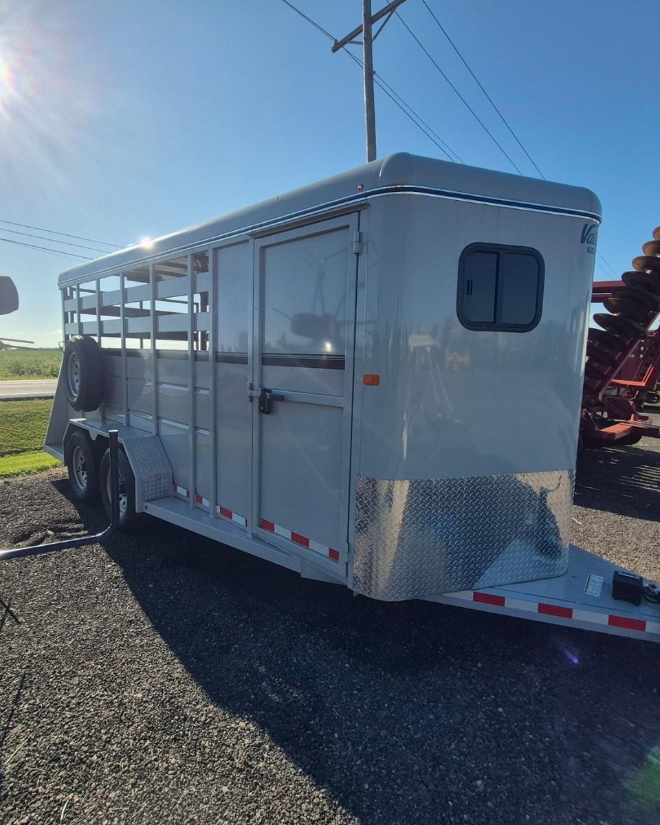 TodayUtility's tweet image. Horse Trailer FOR SALE! 🏷️

2024 VALLEY TRAILERS 3810
📲 (419) 664-7017
📐 18' Length
📌 Edon, Ohio

Link to Listing ➡️ ow.ly/rTG150XaNbA

#TrailerForSale #HorseTrailer #FarmLife #UtilityTrailersToday