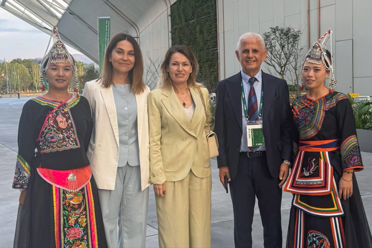FahriDuran3's tweet photo. Kale Üçağız Köyümüz, Birleşmiş Milletler Dünya Turizm Örgütü (UN Tourism) tarafından “En İyi Turizm Köyü 2025” ödülüne layık görüldü.

Demre’mizin dünyaya açılan yüzü Kale Üçağız, bugün Çin’in Huzhou kentinde düzenlenen törende bu büyük onuru aldı. Kıymetli eşim Samiye Hanım ile birlikte katıldığımız ödül töreninde, köyümüzün adının dünyanın en iyi turizm köyleri arasında anıldığını görmek tarifsiz bir gururdu.

Bu ödül, Üçağız’ın sadece doğal güzelliklerinin değil; aynı zamanda kültürünü, tarihini ve sürdürülebilir yaşam anlayışını koruma konusundaki başarısının da bir simgesidir.

Demre’nin bu başarısı, hepimizin ortak emeğiyle, inancıyla, sevgisiyle mümkün oldu.
Bugün bu ödül, yalnızca Üçağız’ın değil, tüm Demre’nin dünyaya armağan ettiği bir gurur nişanıdır. 🌍💫

#Demre #Üçağız #BestTourismVillages #UNTourism