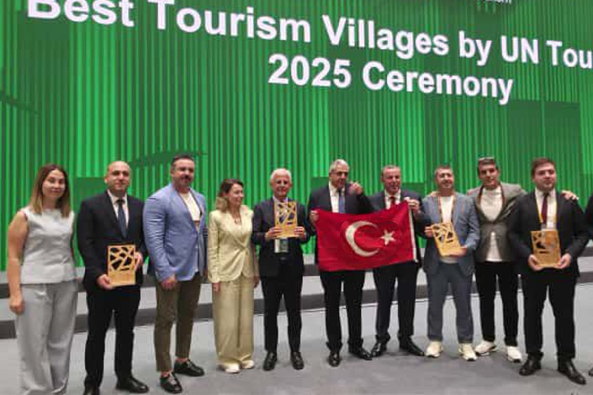 FahriDuran3's tweet photo. Kale Üçağız Köyümüz, Birleşmiş Milletler Dünya Turizm Örgütü (UN Tourism) tarafından “En İyi Turizm Köyü 2025” ödülüne layık görüldü.

Demre’mizin dünyaya açılan yüzü Kale Üçağız, bugün Çin’in Huzhou kentinde düzenlenen törende bu büyük onuru aldı. Kıymetli eşim Samiye Hanım ile birlikte katıldığımız ödül töreninde, köyümüzün adının dünyanın en iyi turizm köyleri arasında anıldığını görmek tarifsiz bir gururdu.

Bu ödül, Üçağız’ın sadece doğal güzelliklerinin değil; aynı zamanda kültürünü, tarihini ve sürdürülebilir yaşam anlayışını koruma konusundaki başarısının da bir simgesidir.

Demre’nin bu başarısı, hepimizin ortak emeğiyle, inancıyla, sevgisiyle mümkün oldu.
Bugün bu ödül, yalnızca Üçağız’ın değil, tüm Demre’nin dünyaya armağan ettiği bir gurur nişanıdır. 🌍💫

#Demre #Üçağız #BestTourismVillages #UNTourism