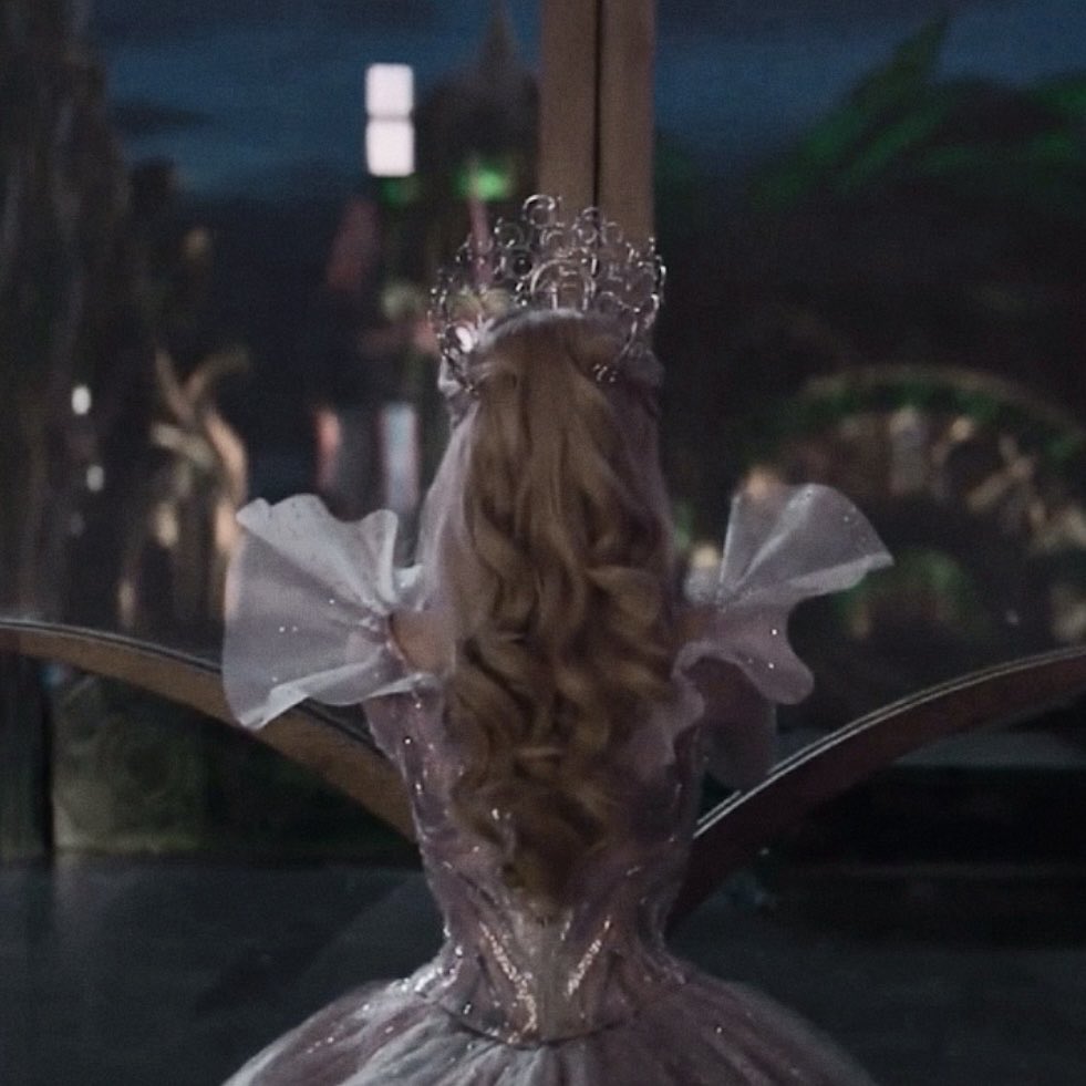 lacyforks's tweet photo. she looks so princess here https://t.co/nuDjHkLumB