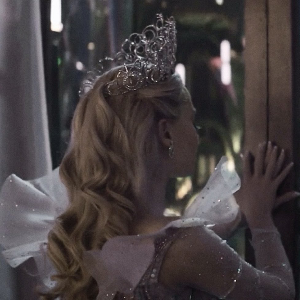 lacyforks's tweet photo. she looks so princess here https://t.co/nuDjHkLumB