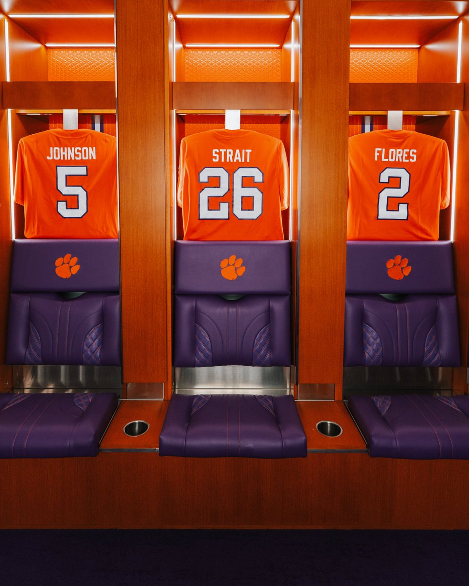 ClemsonTigers's tweet photo. Write this down…

@GeorgeStrait, @codyjohnson, and @WyattFlores10 are coming to Clemson on May 2, 2026! 🐅 https://t.co/jOwu9rVGqy