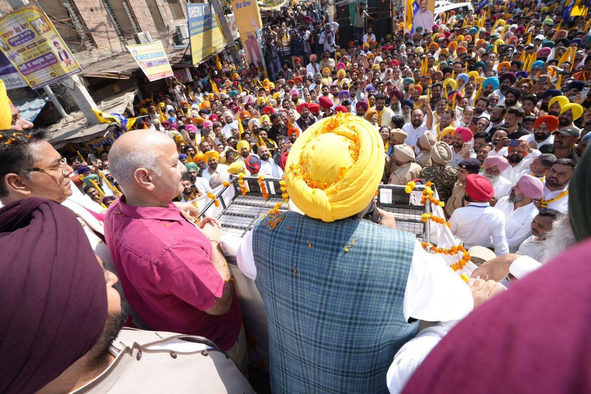 Guneesh Agarwal (@aguneesh) on Twitter photo सीएम <a href="/BhagwantMann/">Bhagwant Mann</a>, पंजाब प्रभारी <a href="/msisodia/">Manish Sisodia</a>, पार्टी अध्यक्ष <a href="/AroraAmanSunam/">Aman Arora</a> सहित बाकी सीनियर लीडरशिप ने तरनतारन से पार्टी प्रत्याशी हरमीत सिंह संधू के पक्ष में रोड शो किया।
जनता का जमावड़ा इस बात का प्रमाण है कि क्षेत्रवासी फिर से क्षेत्र की सेवा करेंगे और काम की राजनीति पर मोहर सीएम <a href="/BhagwantMann/">Bhagwant Mann</a>, पंजाब प्रभारी <a href="/msisodia/">Manish Sisodia</a>, पार्टी अध्यक्ष <a href="/AroraAmanSunam/">Aman Arora</a> सहित बाकी सीनियर लीडरशिप ने तरनतारन से पार्टी प्रत्याशी हरमीत सिंह संधू के पक्ष में रोड शो किया।
जनता का जमावड़ा इस बात का प्रमाण है कि क्षेत्रवासी फिर से क्षेत्र की सेवा करेंगे और काम की राजनीति पर मोहर