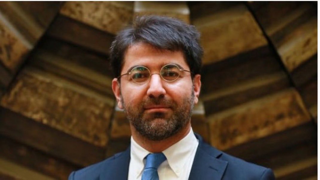 Adam Merkez bankası başkan yardımcısı ve soygun yapmış..
Lan ülke çürüdü her yeden bok akıyor..