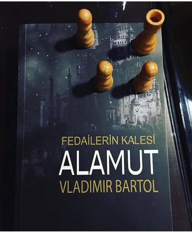 1Kitap_sever's tweet image. "insanları ikna etmek, kandırmak  için her kapıyı çalın. Her seferinde aynı yöntemleri  denemeyin. Farklı taktikler geliştirin.."
     Takdik tanıdık geldi  değil mi 🫣