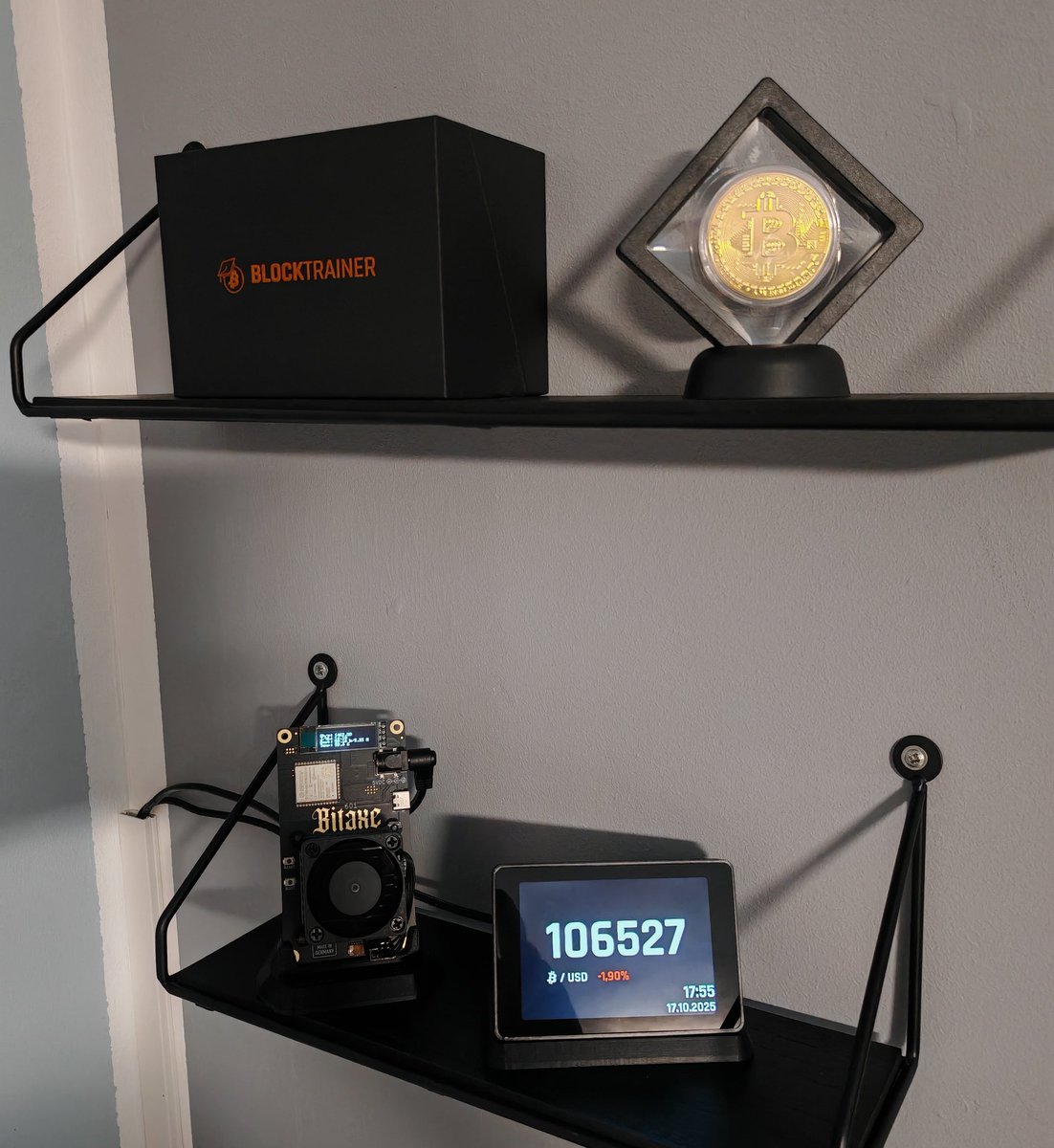 SlTobor's tweet image. Stolzer Besitzer eines der ersten 240 Blocktrainer Terminals und eines Bitaxe 601 Gamma