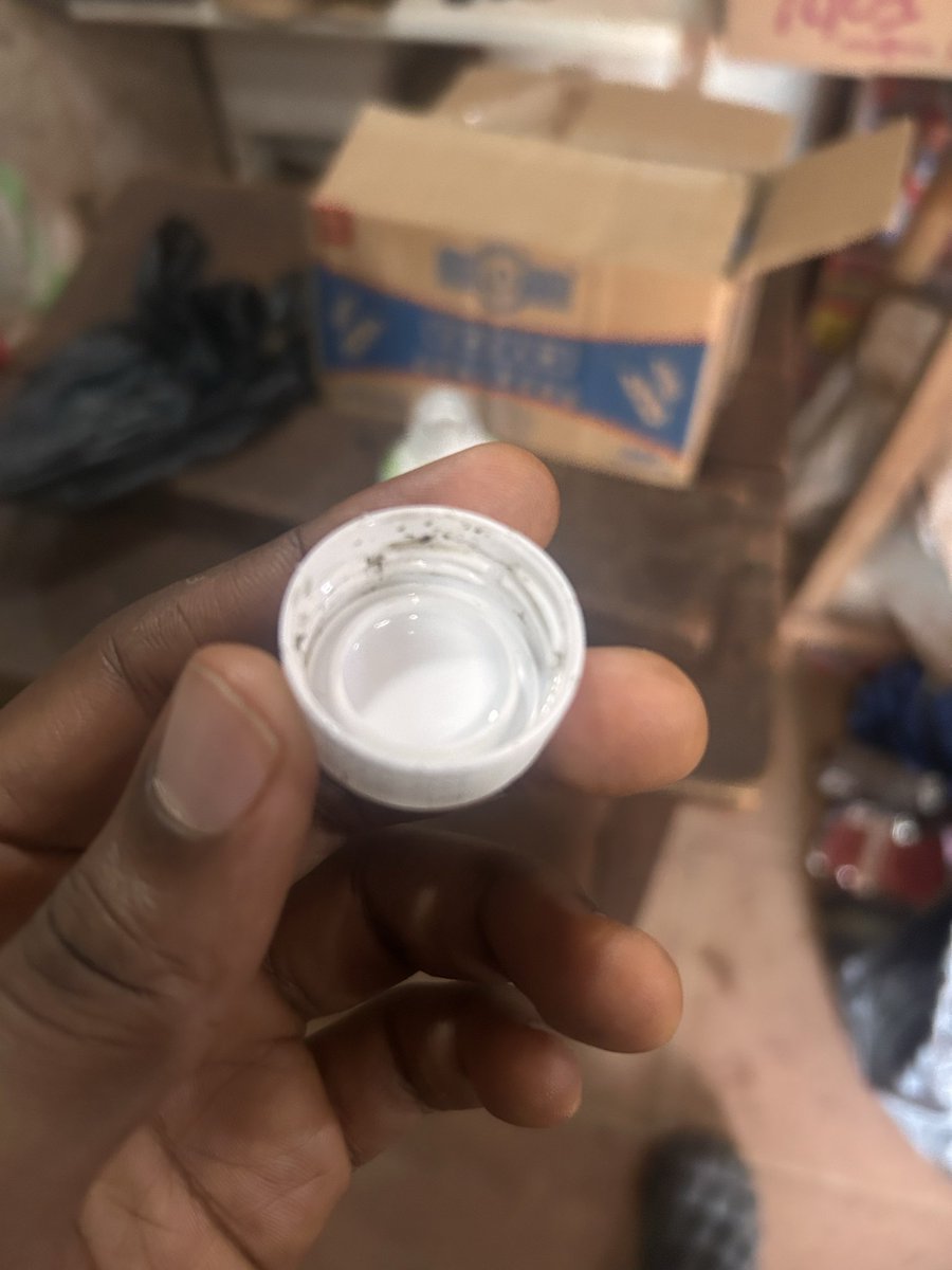 ife_ora's tweet image. Cway do better. I don’t know if it’s mold or dirt inside cap of this Nutri Milk just imagine if I shook it well before opening and I didn’t notice. The product BN is 125722:41. I have returned the damaged product to the seller.
PD: 05/09/25
BB: 04/03/26
#FCCPC #CWAY