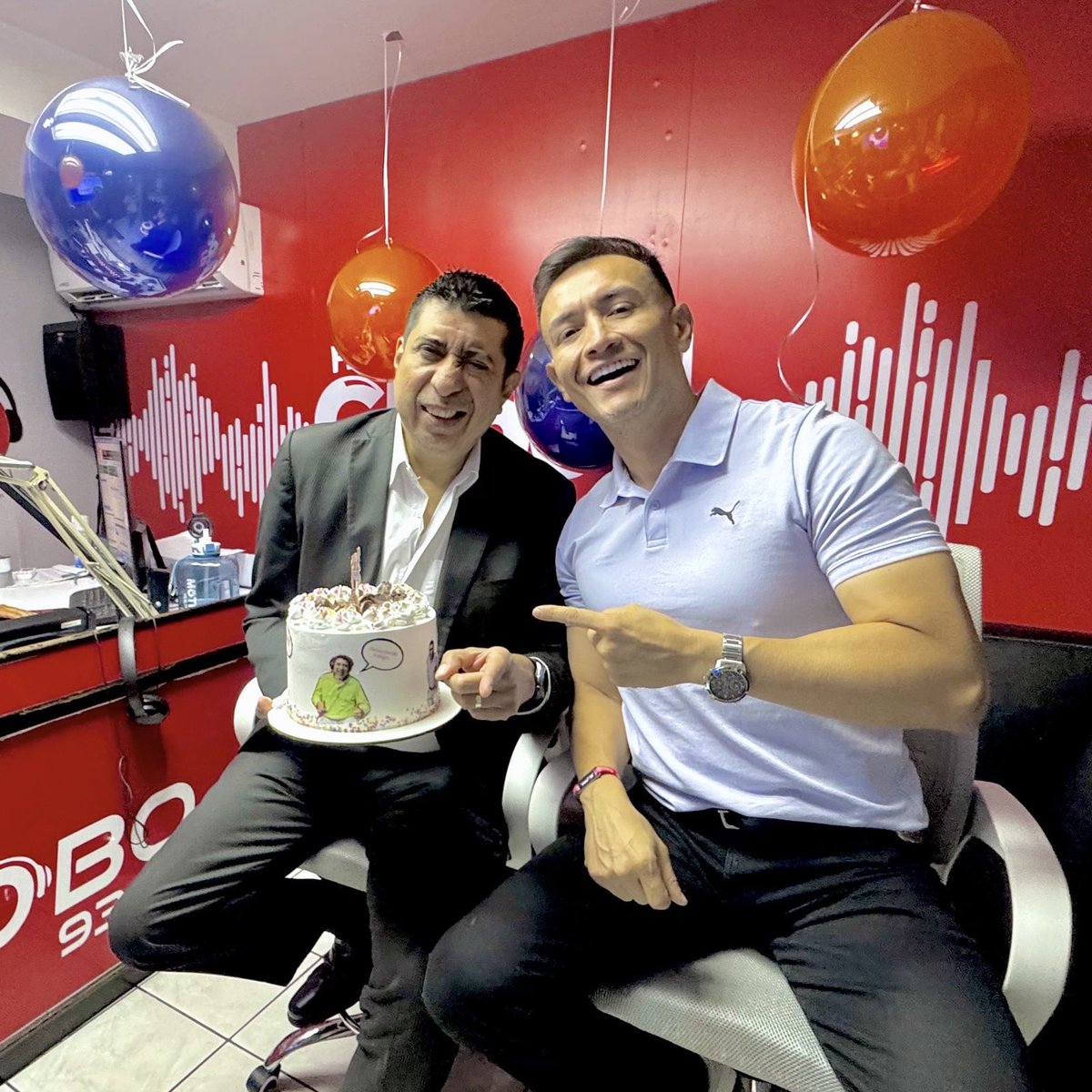 fmglobo933's tweet photo. 🥳Hoy celebramos el cumpleaños de nuestro de Director de FM GLOBO 93.3 Neto Cartagena junto al staff de “Ellas Mandan” Víctor Emmanuelle y Leo Mejía🤩🎉Déjale tus felicitaciones en los comentarios. https://t.co/5LyZIPJ35u