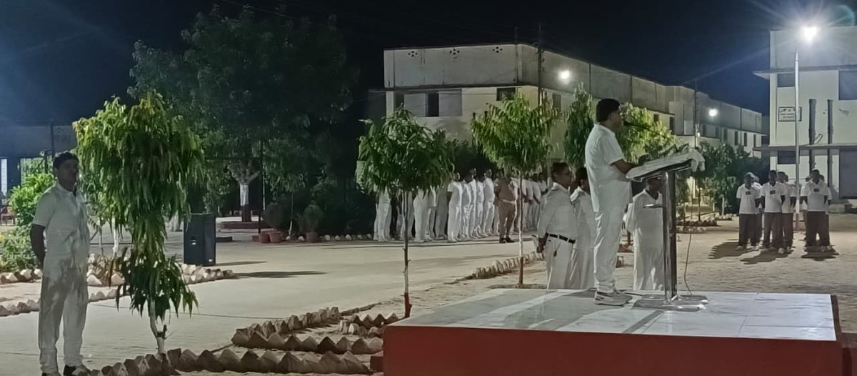 पुलिस प्रशिक्षण विद्यालय, सुल्तानपुर में रात्रि गणना के समय प्रशिक्षणार्थियों को सम्बोधित किया गया तथा पुलिस महानिदेशक (प्रशिक्षण ) तथा संस्था की तरफ से दीपावली की हार्दिक शुभकामनायें दी गयीं | कल शाम प्रशिक्षण समाप्ति के बाद प्रशिक्षु सामूहिक अवकाश पर प्रस्थान करेंगे.. 
💐🙏