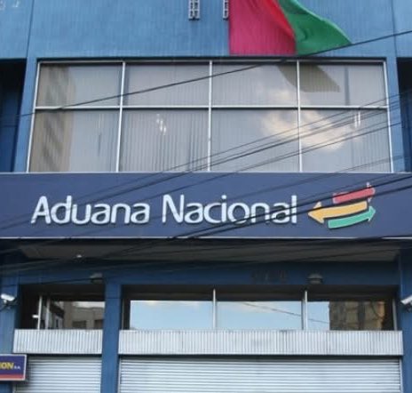 reddtvoficial's tweet photo. Allanan oficinas de la Aduana en Yacuiba por caso de contrabando que involucra al presidente de YPFB

El fiscal de #Yacuiba, Jason Plata, informó que se ejecutó un #allanamiento en las oficinas de la #AduanaNacional en Campo Pajoso, frontera con Argentina, como parte de la investigación contra el presidente de #YPFB, #ArminDorgathen, por presunto contrabando de exportación agravado. La operación fue realizada con apoyo de la #PolicíaBoliviana y personal técnico, y se incautaron documentos y equipos de cómputo vinculados a exportaciones irregulares de combustibles.

Plata confirmó que Dorgathen tiene una orden de aprehensión vigente y es buscado por la Policía. El allanamiento se realizó sin resistencia y permitió recolectar una importante cantidad de información, que ahora será procesada con apoyo de la Felcc. La documentación secuestrada será clave para determinar responsabilidades y posibles nuevos implicados.

La comisión de fiscales a cargo —conformada por Plata, Ernesto Mogro y Junior Zubia— continuará con el análisis del material incautado. La Fiscalía anticipó que se podrían emitir nuevas directrices investigativas en las próximas horas, mientras medios locales reportaron un fuerte despliegue policial en la zona durante el operativo.