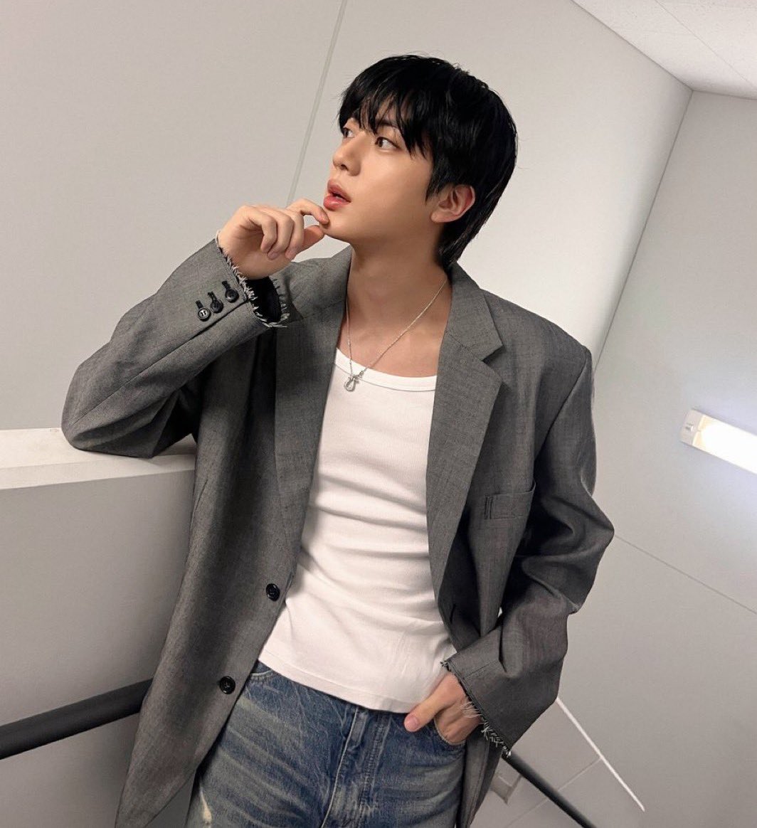 perseids819's tweet photo. I vote #JIN for #2025MAMAVOTE https://t.co/8KVvEhrD8Y